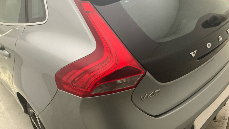 Volvo V40 T2 [122] R DESIGN Nav Plus 5dr Petrol Hatchback